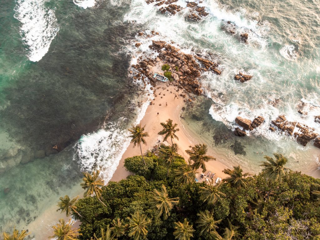 Playa de Bentota en Sri Lanka al atardecer, con arena dorada y aguas tranquilas ideales para descansar