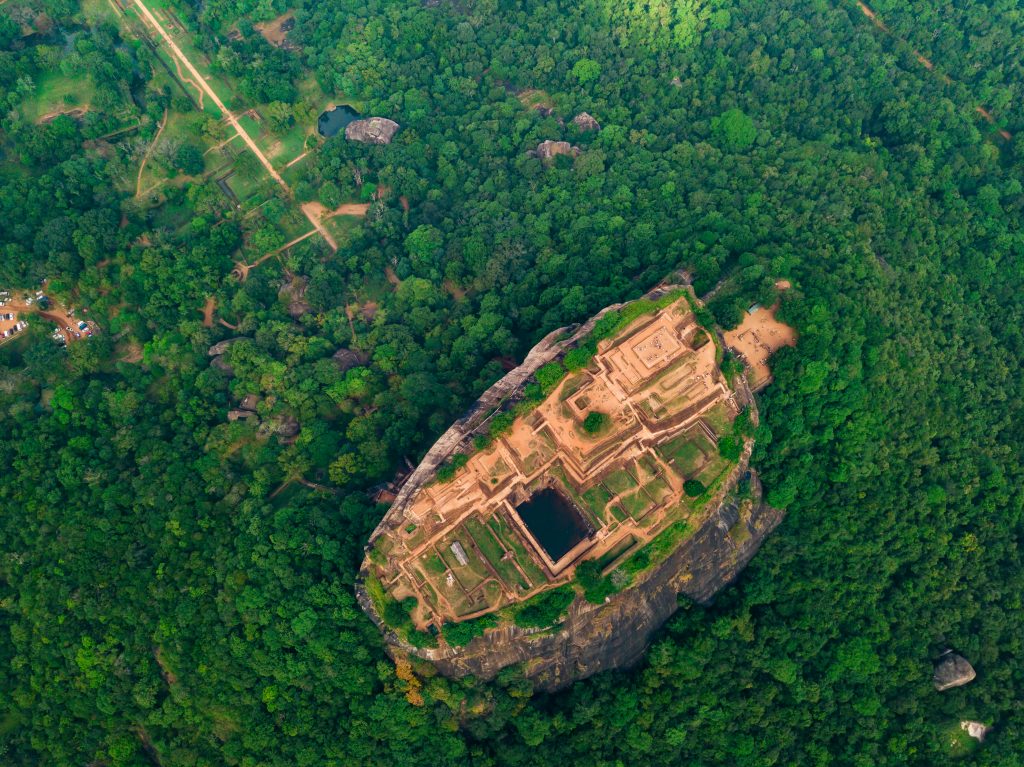 Vista panorámica del Monte Sigiriya, la antigua Roca del León en Sri Lanka, al amanecer