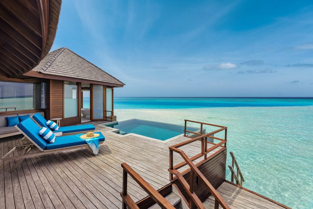Villa sobre el agua en el resort Anantara Dhigu, Maldivas, perfecta para un viaje de lujo a medida en pareja