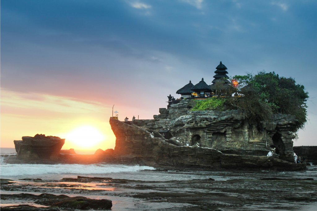 Templo Tanah Lot al atardecer, una parada imprescindible en cualquier circuito por Bali con guía privado