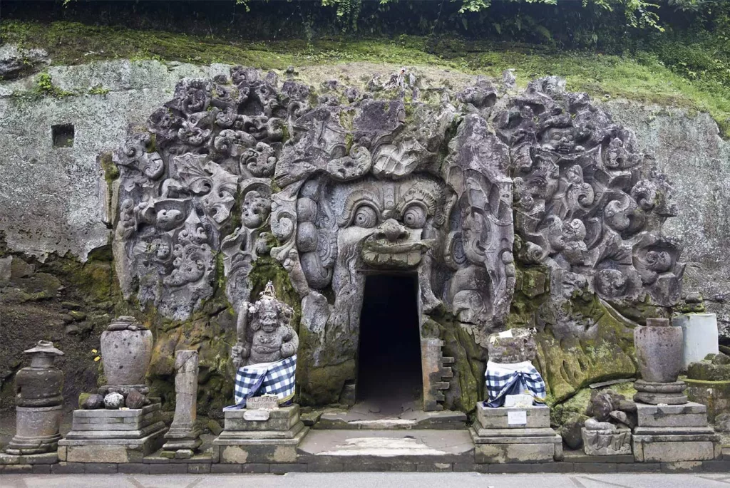 Entrada esculpida de la Cueva del Elefante en Bali, un templo místico ideal para descubrir en un viaje cultural a medida por la isla