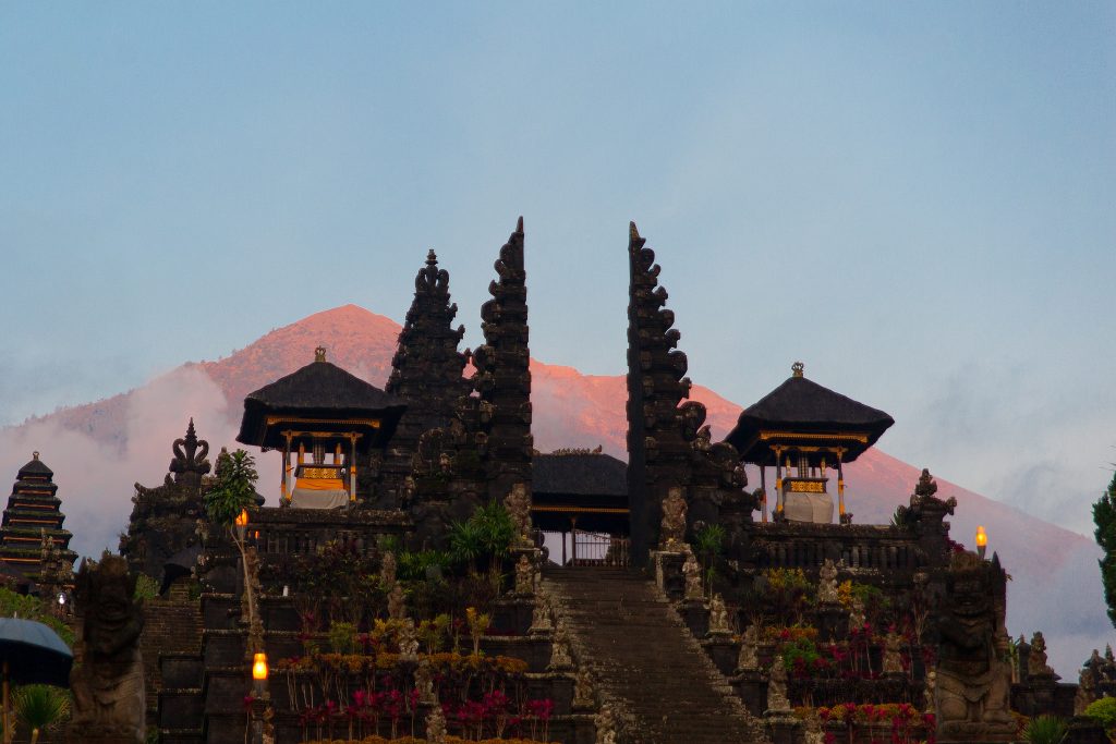 Vista del templo Pura Besakih, una visita esencial en un circuito por Bali con guía privado