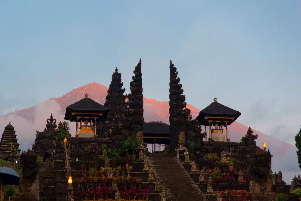 Vista del templo Pura Besakih, una visita esencial en un circuito por Bali con guía privado