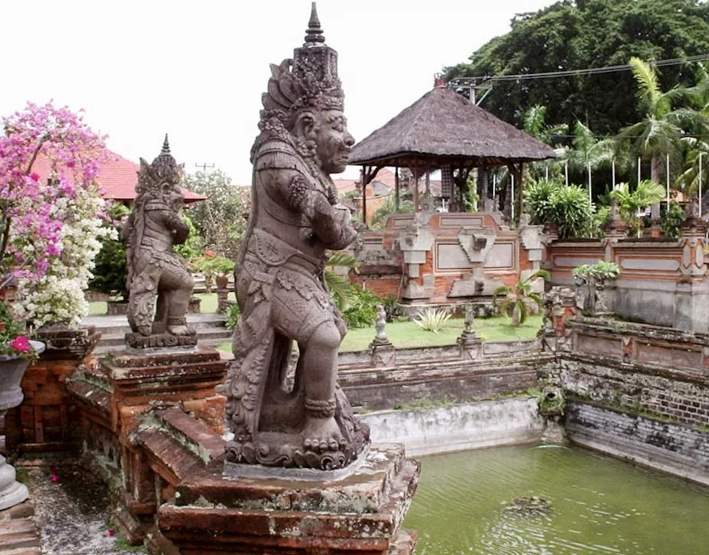 Palacio de Justicia Kerta Gosa en Bali, visita cultural incluida en nuestros circuitos con guía privado y viajes a medida
