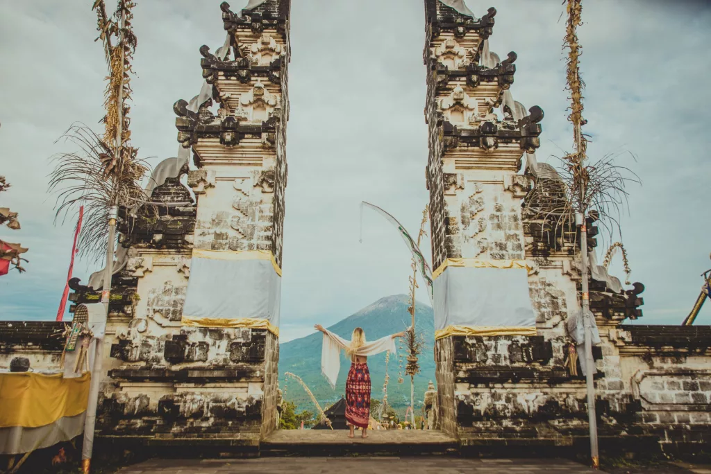 Templo Pura Lempuyang en Bali, conocido como la Puerta del Cielo, visita imprescindible en un circuito con guía privado y viaje a medida