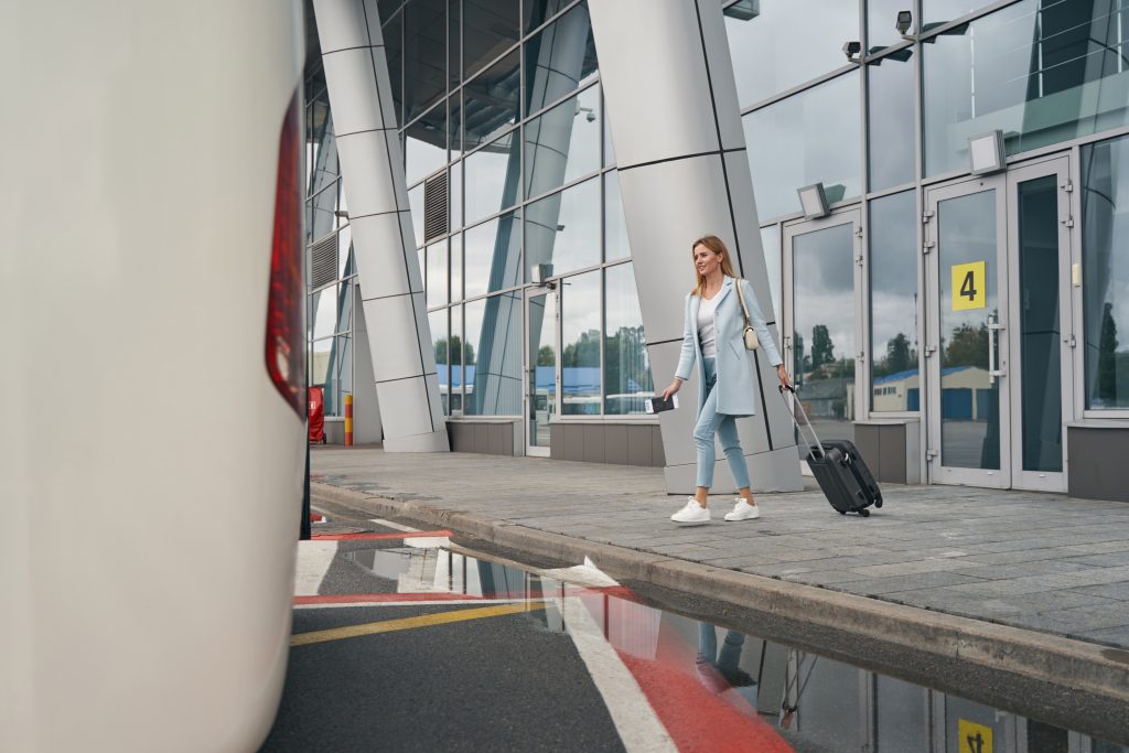 Persona llegando al aeropuerto para iniciar un circuito por Bali con guía privado y viaje a medida de lujo