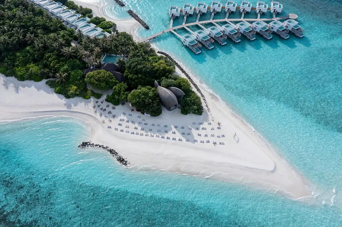 Vista aérea de Niva Dhigali Maldives con la lengua de arena rodeada de aguas turquesa en Raa Atoll, Maldivas.