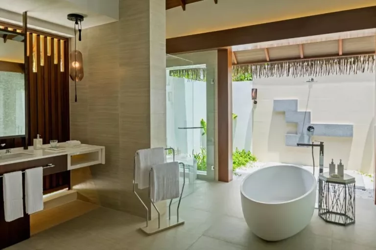 baño villa piscina