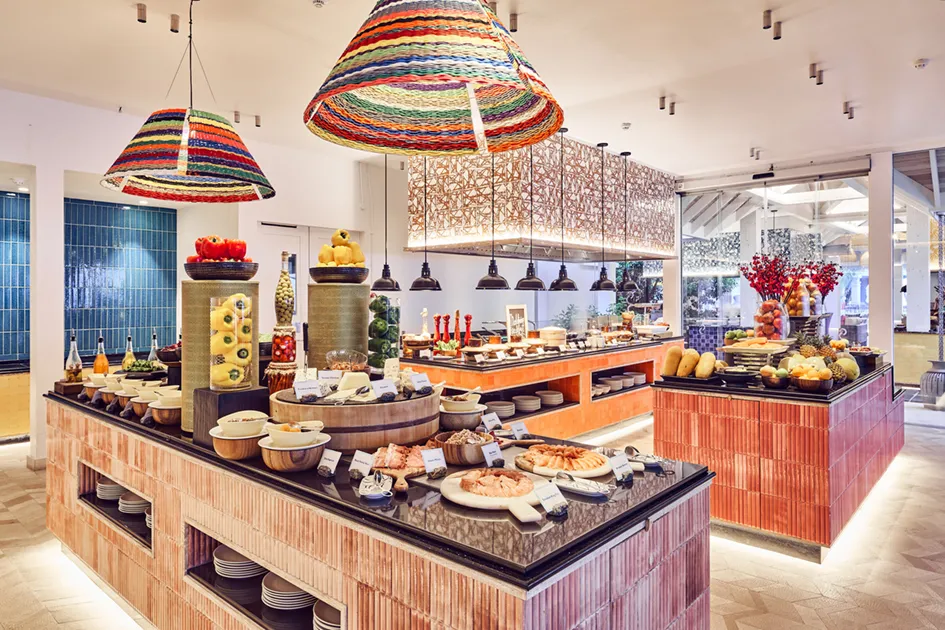 Restaurante frente al mar en resort todo incluido de Maldivas, recomendado por agencia boutique experta en viajes a medida.