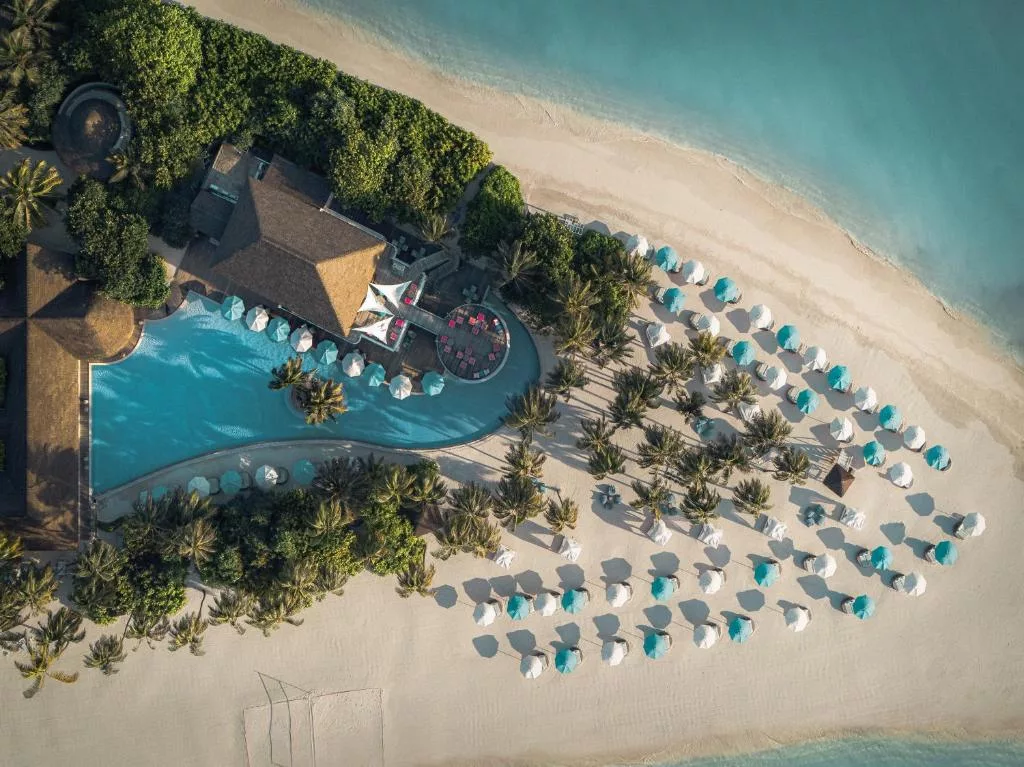 Vista aérea del resort Finolhu Baa Atoll Maldives con villas sobre el agua y aguas turquesas en el Atolón Baa