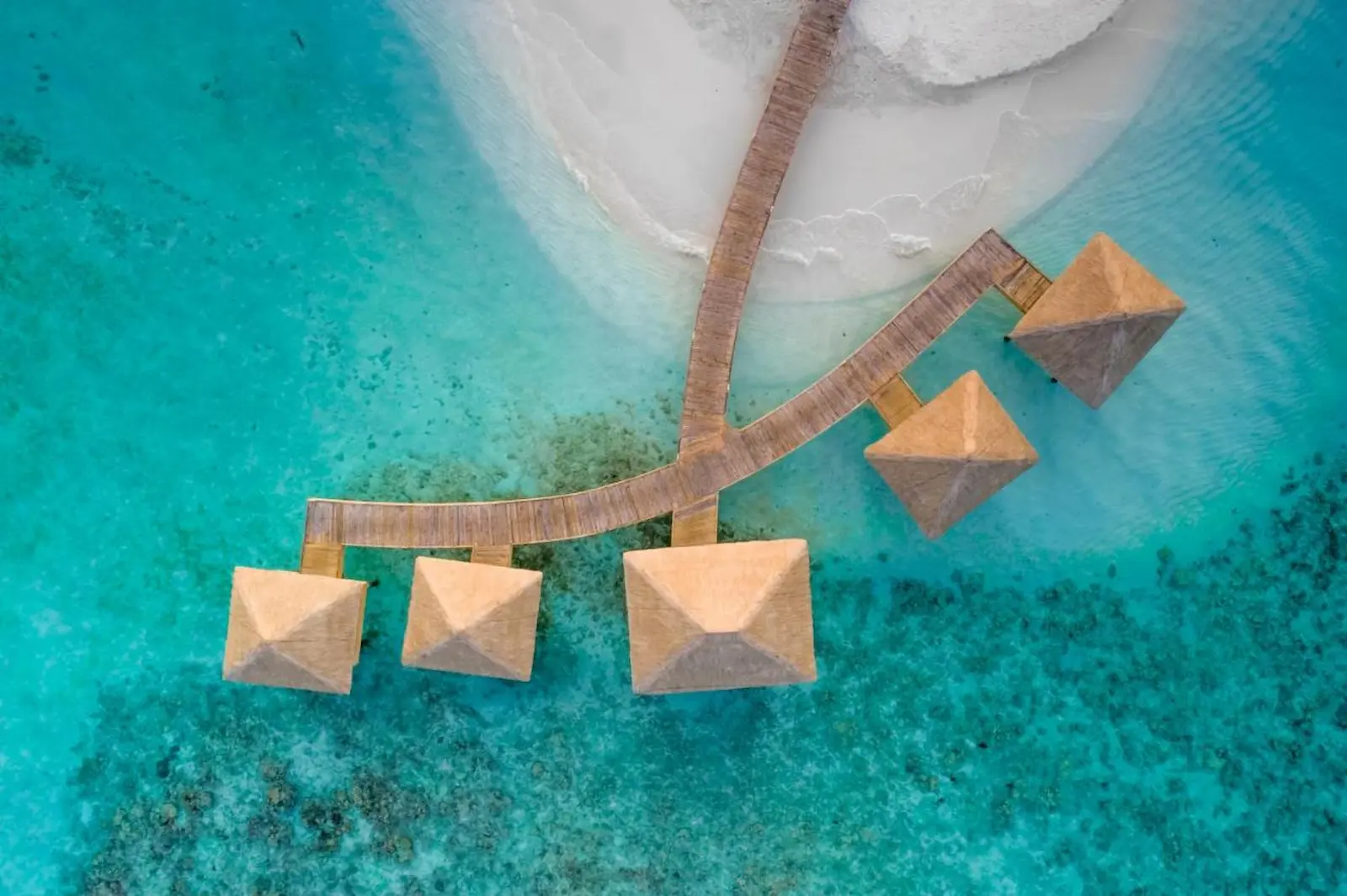 Vista aérea del Kudafushi Resort & Spa en Maldivas, un paraíso todo incluido ideal para parejas, recomendado por agencia experta en Maldivas.