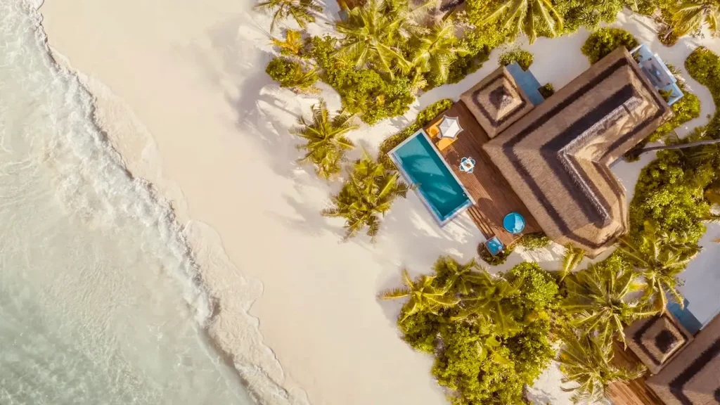 Villa en la playa con piscina privada en el Pullman Maldives Maamutaa, ideal para viajes de lujo a Maldivas todo incluido