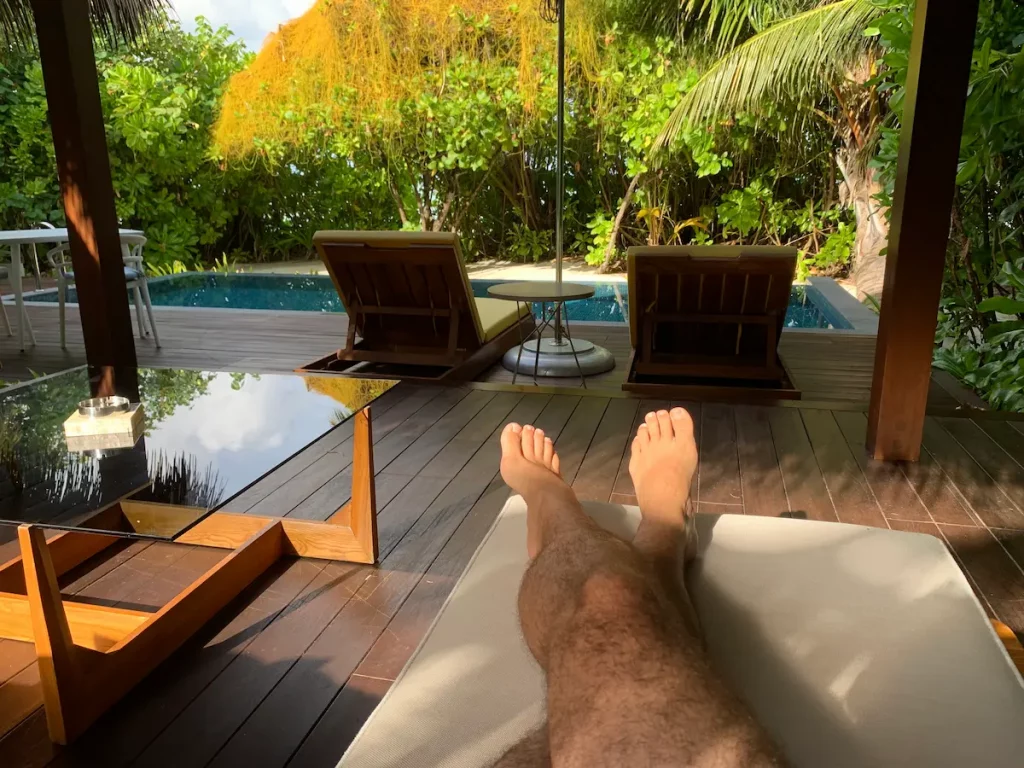 Miguel de Vayara Travel en una beach villa con piscina privada del hotel Pullman Maldives Maamutaa