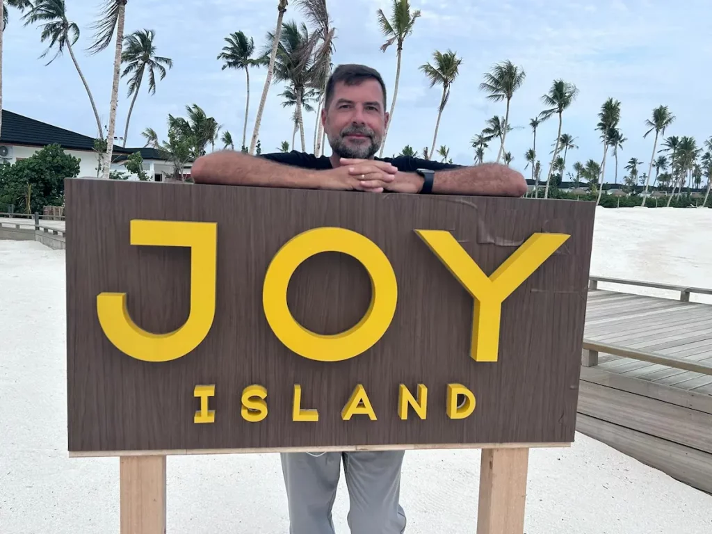 Miguel de Vayara Travel en cartel de bienvenida en el hotel Joy Island Maldivas