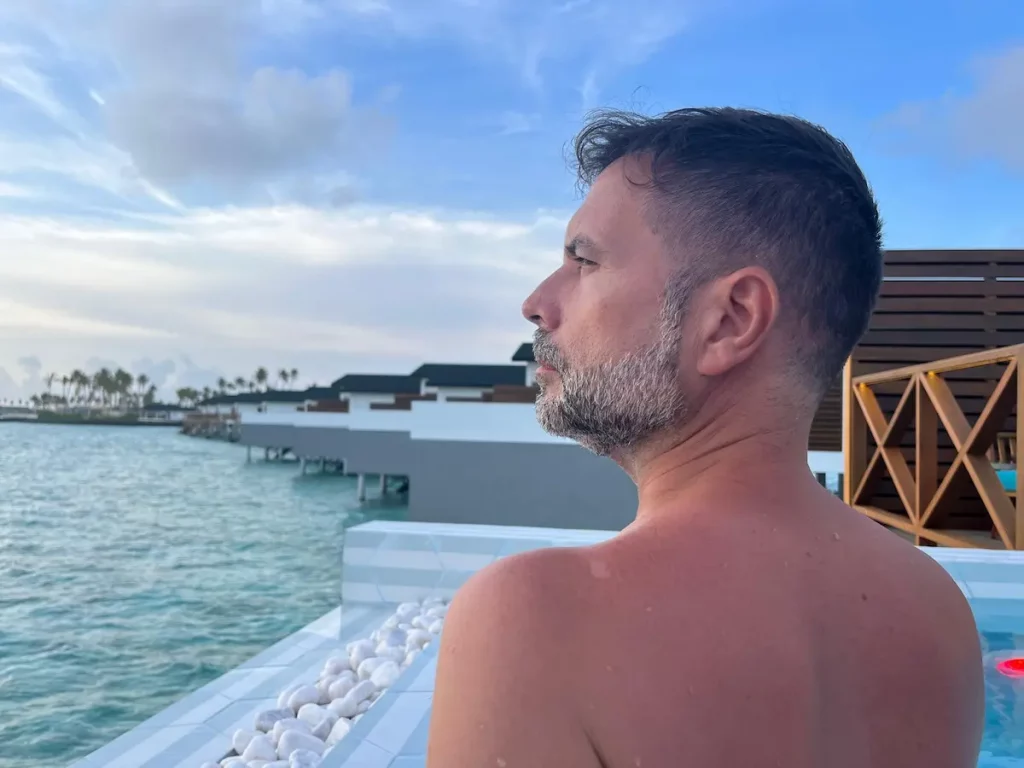 Miguel de Vayara Travel en la piscina privada de una water villa en Maldivas