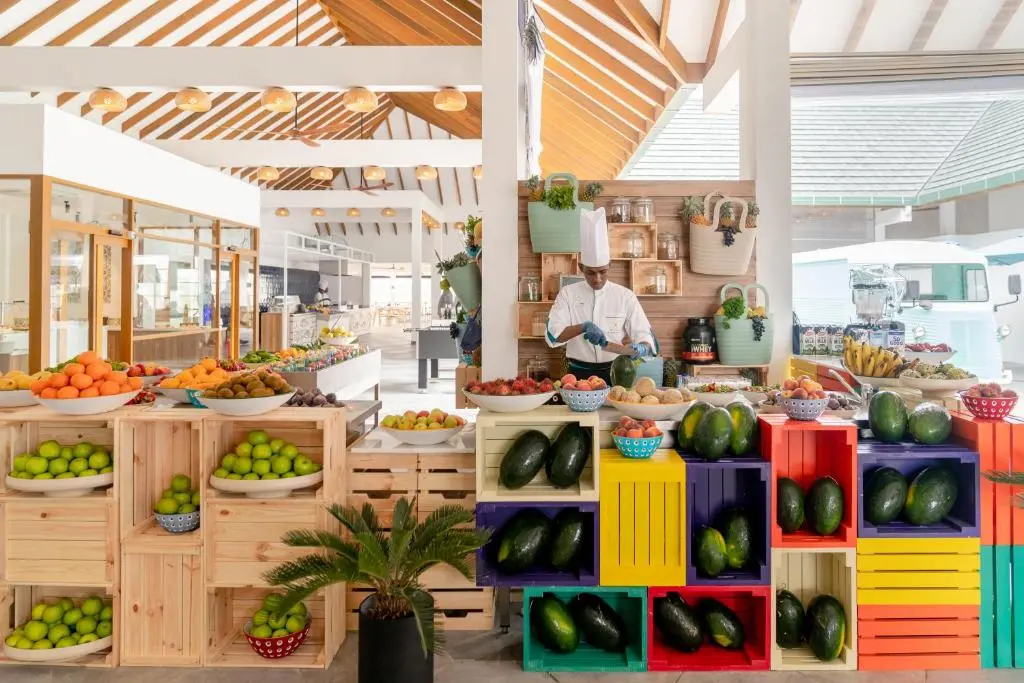 Restaurante buffet del hotel Joy Island (Maldivas), zona de comedor con estaciones de comida en un resort todo incluido.