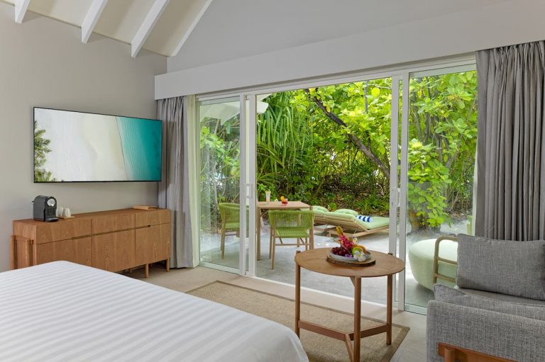 Beach Villa with Pool en RAAYA by Atmosphere, Maldivas, villa junto a la playa con piscina privada, terraza y entorno tropical en Raa Atoll.