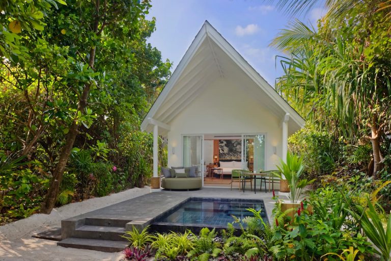 Exterior de una Beach Villa with Pool en RAAYA by Atmosphere, Maldivas, con piscina privada, terraza y entorno tropical junto a la playa en Raa Atoll.