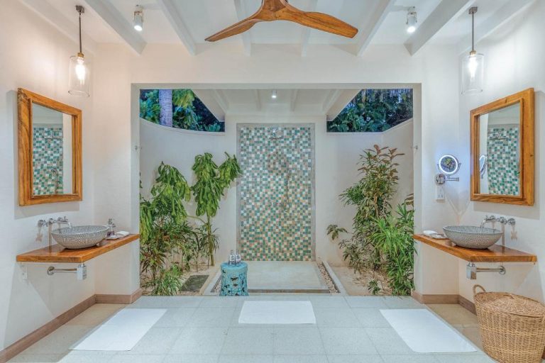 Cuarto de baño de una villa en OBLU NATURE Helengeli by SENTIDO, Maldivas, con diseño elegante y ambiente tropical en North Malé Atoll.
