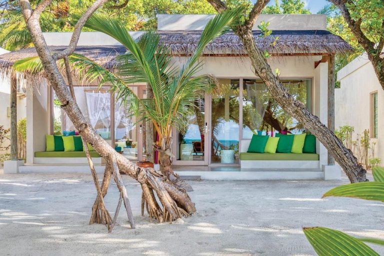 Villa de playa en OBLU NATURE Helengeli by SENTIDO, Maldivas, rodeada de vegetación tropical y situada a pocos pasos del mar en North Malé Atoll.