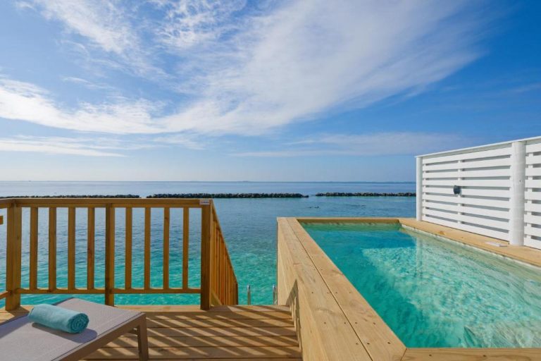 Water Villa with Pool en OBLU NATURE Helengeli by SENTIDO, Maldivas, villa sobre el agua con piscina privada y vistas al océano en North Malé Atoll.