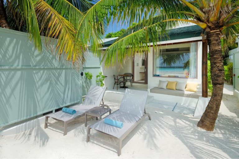 Exterior de una Beach Villa en OBLU NATURE Helengeli by SENTIDO, Maldivas, rodeada de vegetación tropical y situada junto a la playa en North Malé Atoll.