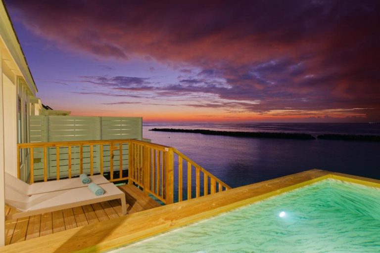 Exterior de una Sunset Water Villa with Pool en OBLU NATURE Helengeli by SENTIDO, Maldivas, al atardecer, con piscina privada y vistas al océano en North Malé Atoll.