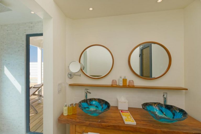 Cuarto de baño de diseño de una Water Villa with Pool en OBLU NATURE Helengeli by SENTIDO, Maldivas, con estilo elegante y vistas al océano en North Malé Atoll.