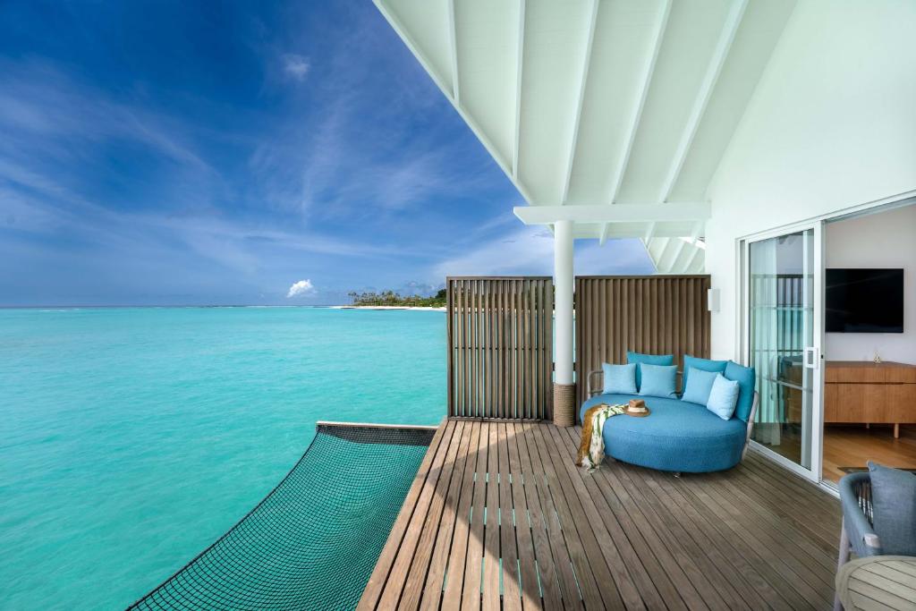 Exterior de una Water Villa with Pool en RAAYA by Atmosphere, Maldivas, con vistas al mar, piscina privada y acceso directo a la laguna turquesa en Raa Atoll.