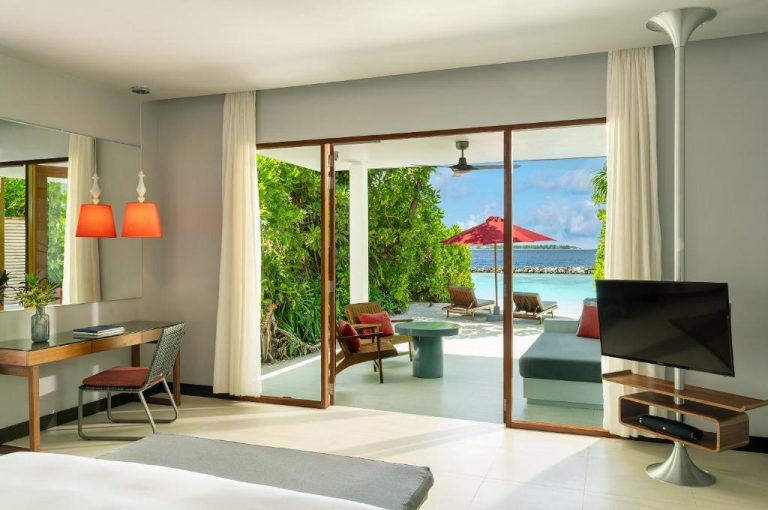 Beach Villa en Niva Dhigali Maldives con vistas al mar turquesa en Raa Atoll, Maldivas.