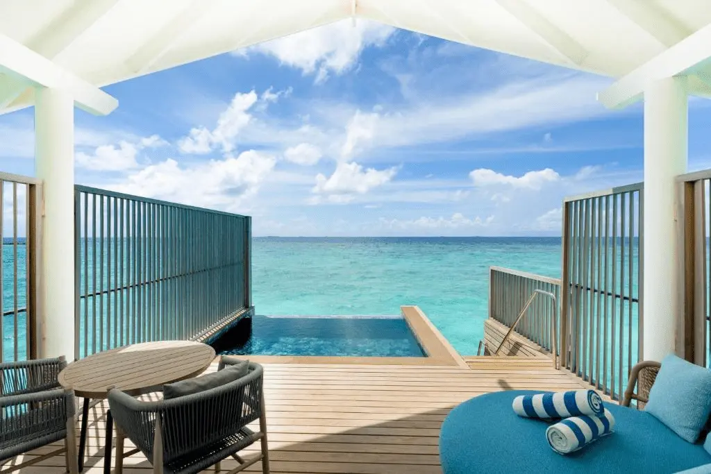 Water Pool Villa en RAAYA by Atmosphere (Maldivas) con piscina privada sobre el agua y acceso directo al océano