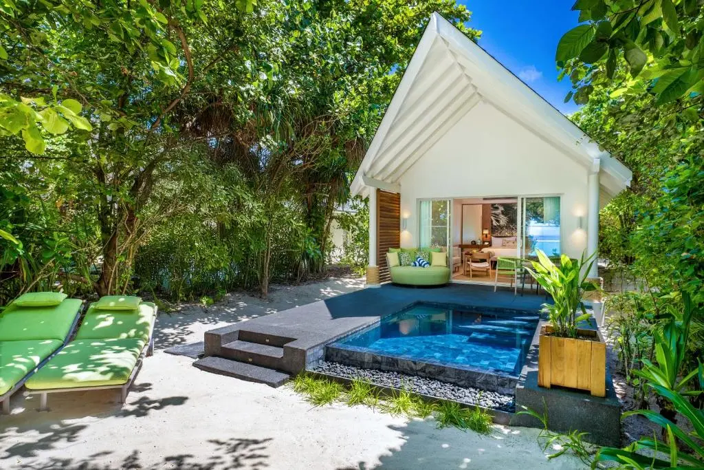 Beach Pool Villa en RAAYA by Atmosphere (Maldivas) con piscina privada y acceso directo a la playa