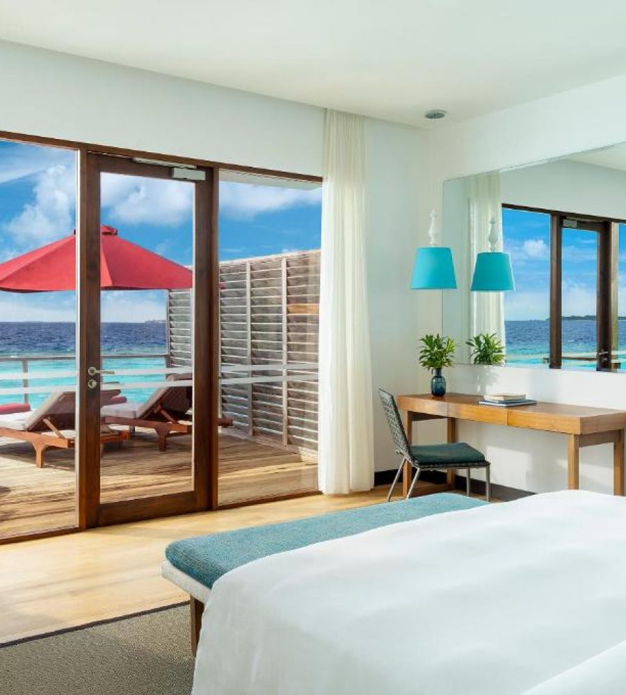 Interior de una Water Villa en Niva Dhigali Maldives con vistas al océano en Raa Atoll, Maldivas.