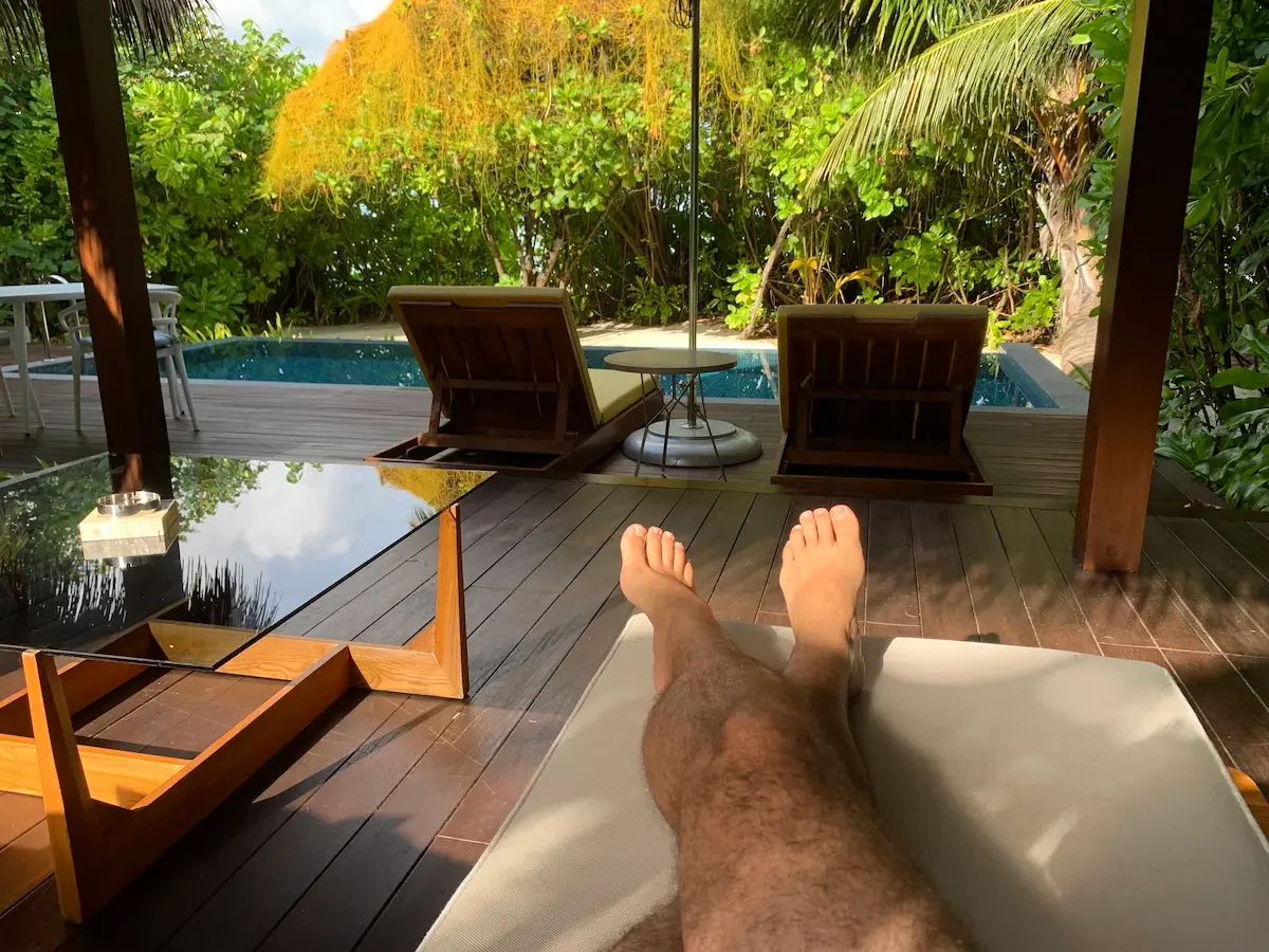 Miguel de Vayara Travel en una beach villa con piscina privada del hotel Pullman Maldives Maamutaa